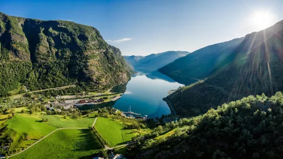 Bergen: Ferrovia leggendaria di Flåm e crociera nel fiordo UNESCO con pranzo