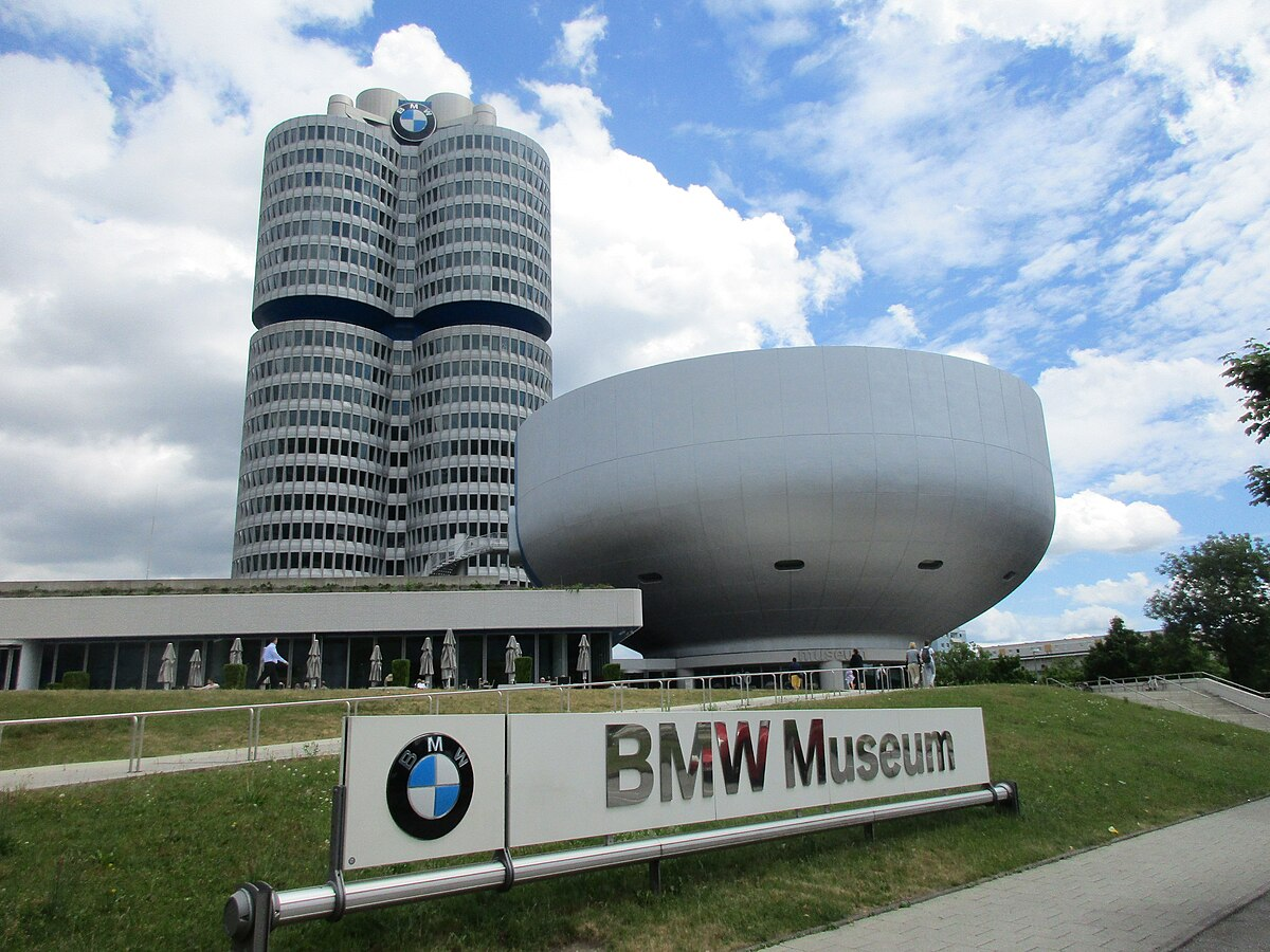 Munich + Hofgarten + Siegestor + BMW Welt 1-day tour
