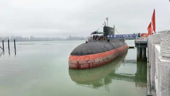 Passeio de 1 dia no Parque de Exposição de Cultura Militar de Zhanjiang + Passeio de Barco Gaivota-de-bico-vermelho + Rua Antiga de Chikan com serviço em chinês e inglês