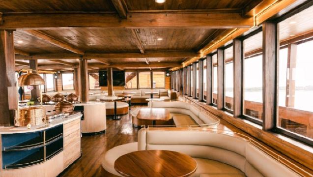 ล่องเรือใบแบบพินีซีที่บาหลี: อาหารเย็นชมพระอาทิตย์ตกพร้อมดนตรีสดและบุฟเฟ่ต์