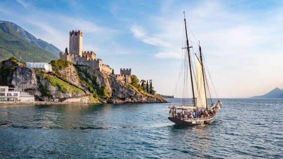 Malcesine: Panoramakreuzfahrt auf einem historischen Segelboot