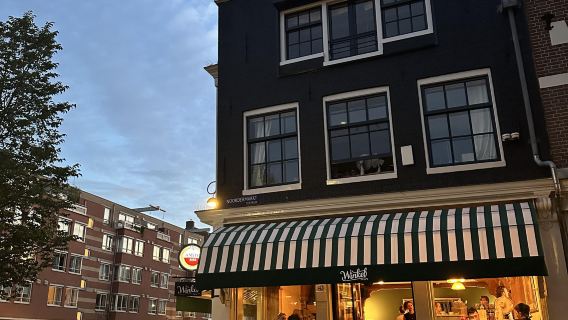 Reserva en el restaurante de moda Winkel 43 en Ámsterdam, Países Bajos con nuestro servicio de reservas en restaurantes