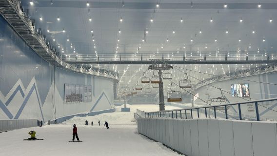 Tour di un giorno al Wanda Miracle Snow Park con biglietto e attrezzatura da sci inclusi. Si prega di indicare il punto di incontro al momento dell'ordine.