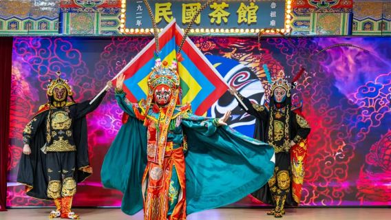 Biglietto per spettacolo al Teatro del Tè della Repubblica di Cina al Tempio di Luzu (include apprezzamento delle abilità uniche dell'opera Sichuan, degustazione di tè aromatici con esibizioni di arte popolare, esperienza immersiva della cultura folcloristica dell'opera, spettacoli di cambio maschera e sputafuoco, e performance di arte popolare e cerimonia del tè)