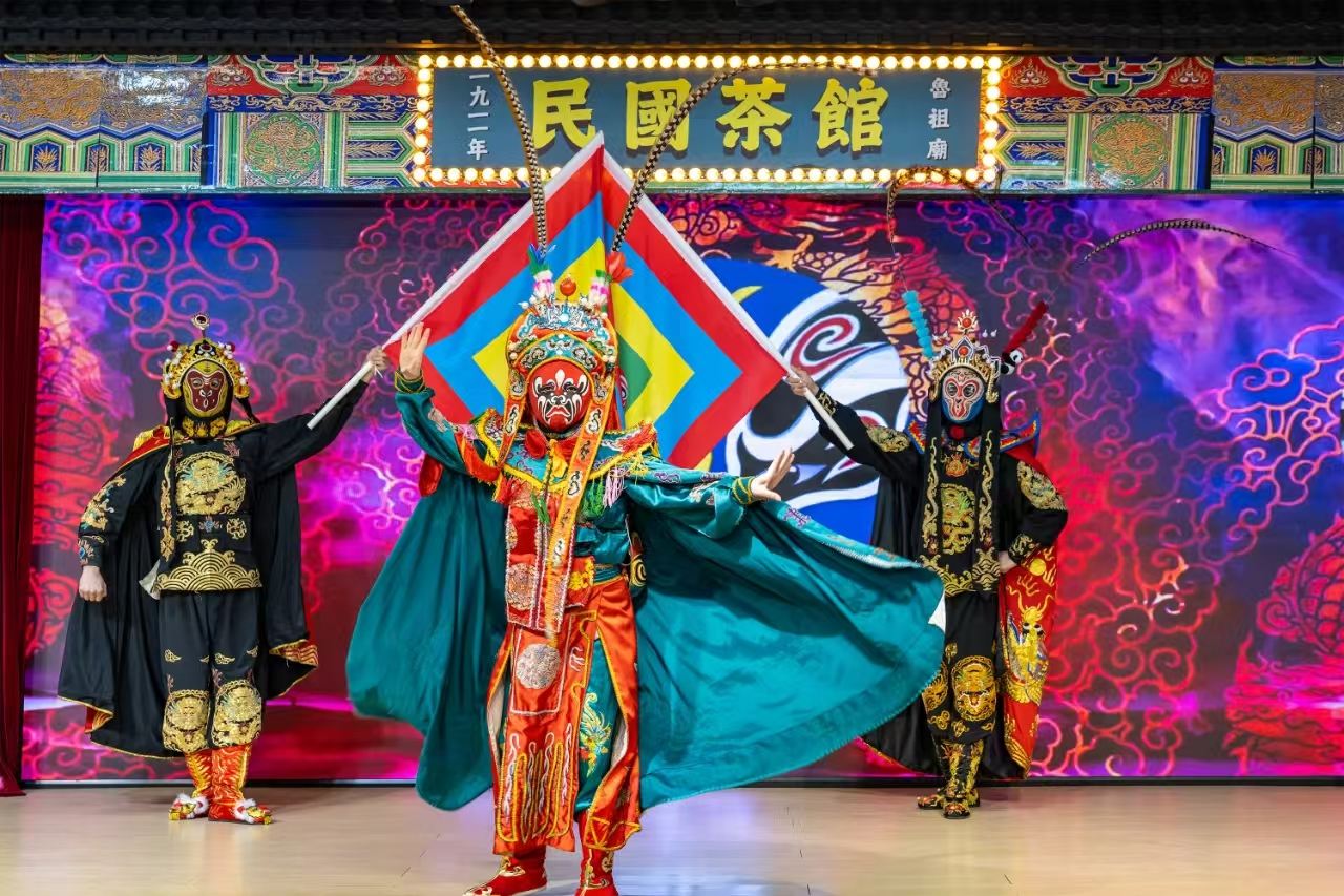 Biglietto per spettacolo al Teatro del Tè della Repubblica di Cina al Tempio di Luzu (include apprezzamento delle abilità uniche dell'opera Sichuan, degustazione di tè aromatici con esibizioni di arte popolare, esperienza immersiva della cultura folcloristica dell'opera, spettacoli di cambio maschera e sputafuoco, e performance di arte popolare e cerimonia del tè)