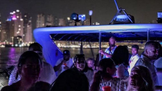 Soirée yacht de luxe dans la marina de Dubaï avec barbecue, bar ouvert et DJ en direct