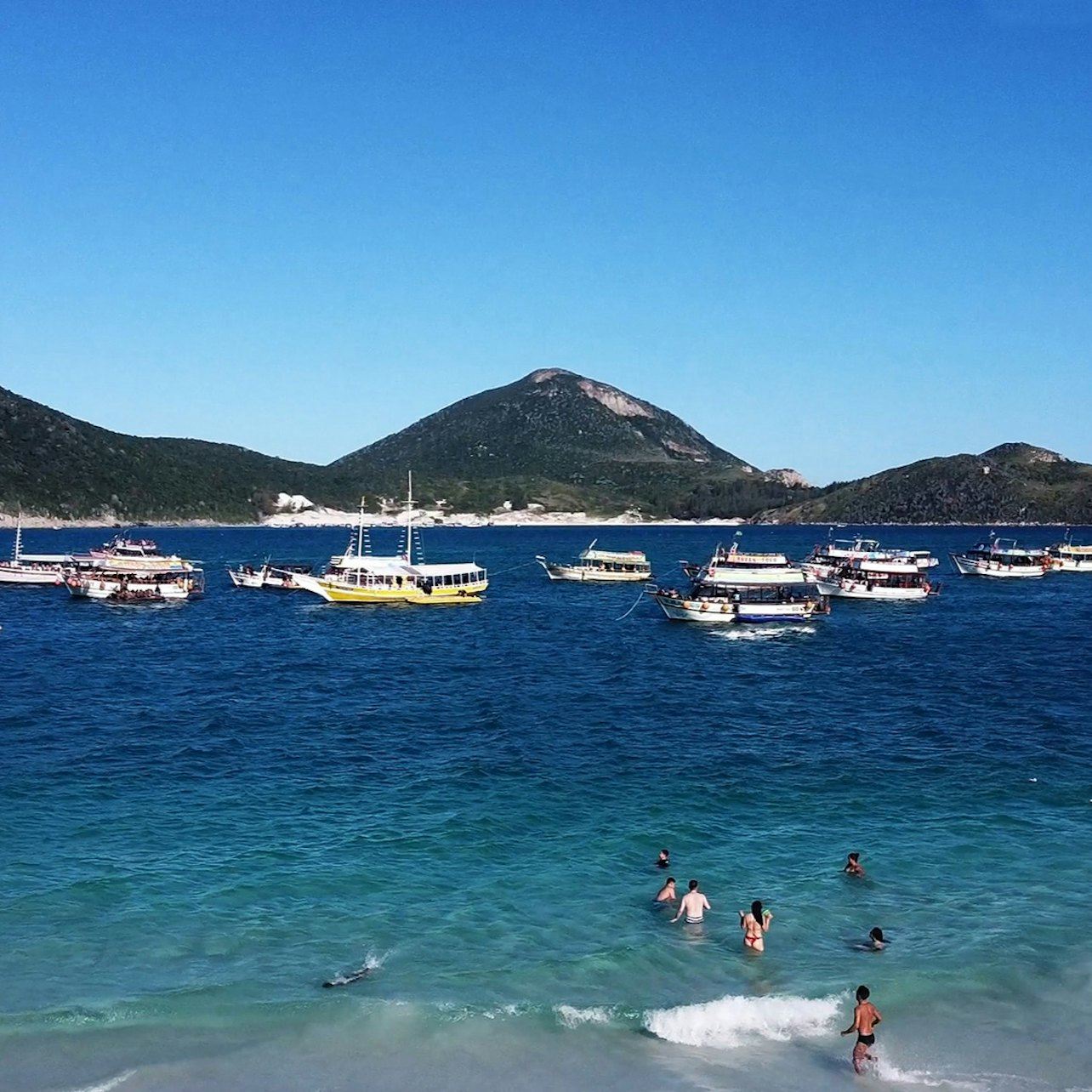 Arraial do Cabo: Guided Boat Tour + Roundtrip Transfer + Lunch