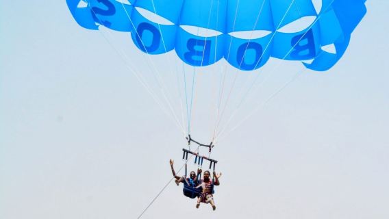 후르가다에서 즐기는 패러세일링