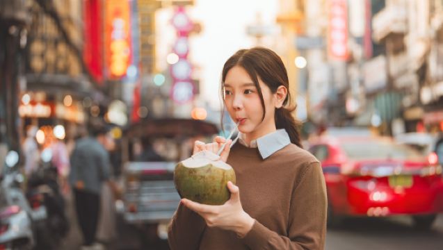 Tour Privato Gastronomico Notturno a Bangkok in Tuk Tuk: Degustazioni dalla Guida Michelin e Cibo di Strada a Chinatown