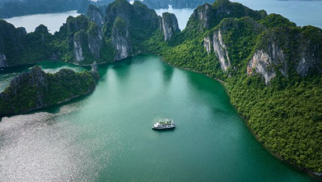 ทัวร์วันเดียวฮาลองบนเรือสำราญเวโก้ระดับพรีเมียม - เส้นทางที่ 2 และอาหารกลางวัน (ต้นทางฮานอย หรือ ต้นทางฮาลอง)