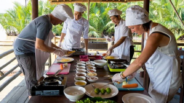 คลาสทำอาหารฮอยอันและทัวร์หมู่บ้านผักตราเกว