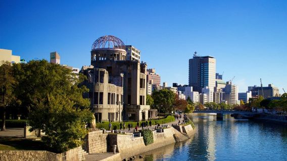Excursión de medio día en Hiroshima: Jardines Shukkei-en Zen, la resiliencia del Castillo Hiroshima y reflexión en el Parque de la Paz