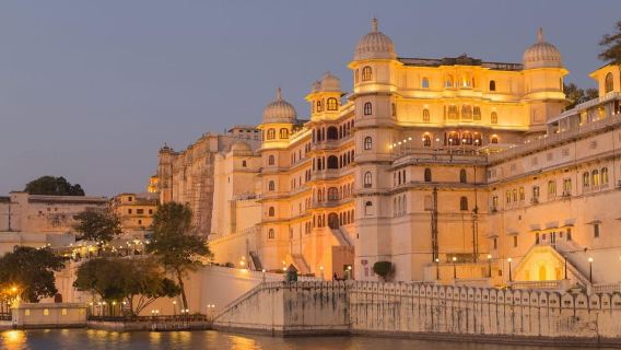 Udaipur: Lake Pichola Boat Ride with Old City Heritage Walk