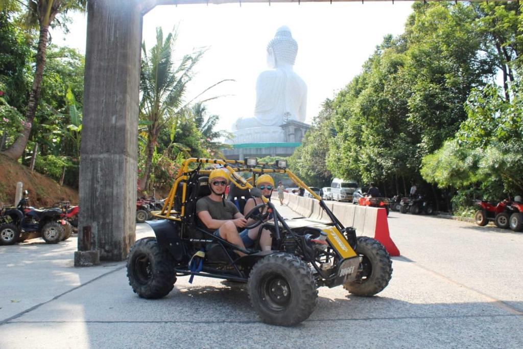 Buddha Besar di puncak Pulau Phuket luar jalan pacuan empat roda ATV kenderaan luar jalan luar jalan