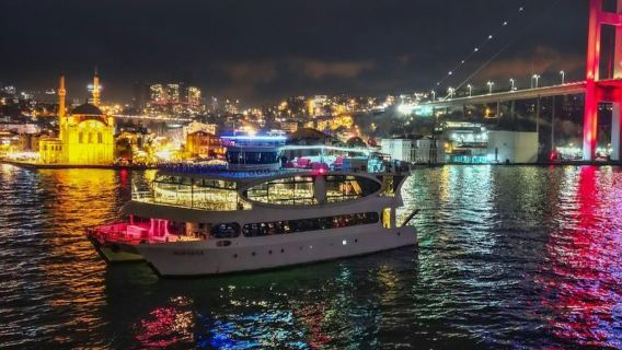 อิสตันบูล: ล่องเรือดินเนอร์ชมการแสดงสดในช่องแคบบอสฟอรัสบนเรือคาตามารัน