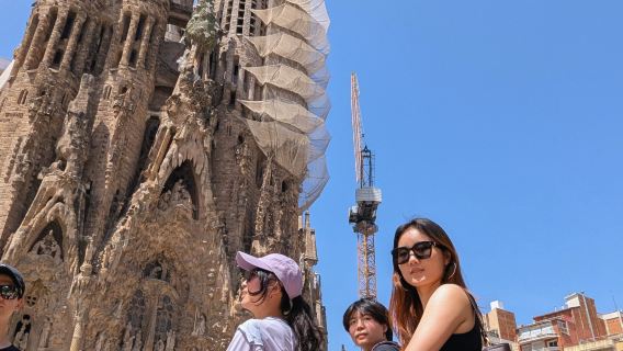 Barcelona: Gaudí Masterpieces & Hidden Gems E-Bike Tour