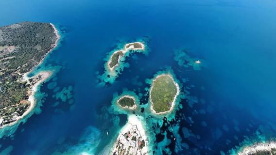 Navigazione al tramonto verso le isole Ksamil con frutta e bevande