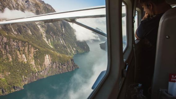 Từ Queenstown: Chuyến đi trong ngày đến Milford Sound với du thuyền và chuyến bay