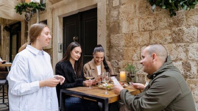 Vieille ville de Dubrovnik : visite nocturne avec histoire, vin et bouchées