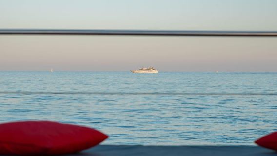 Marina Baie des Anges: Tramonto in mare su un Maxi Catamarano