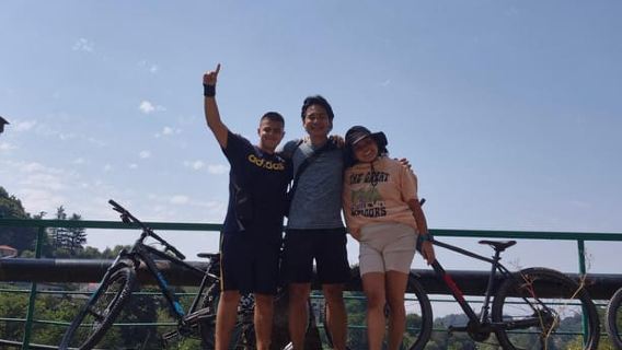 Kutaisi Bike Tour: Explore the City's Landmarks with a Guide