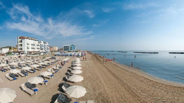 Hari di Lido di Savio Beach Club dengan kolam renang