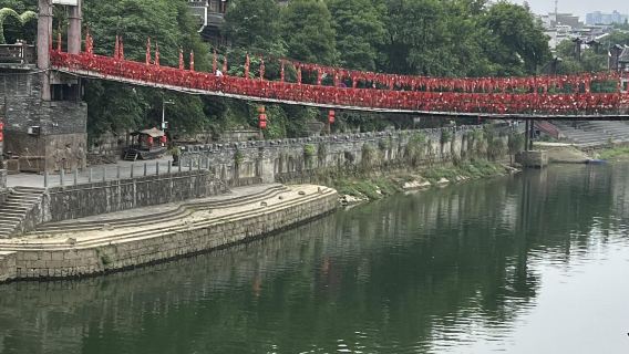 perjalanan satu hari ke Chadong, kota perbatasan di Hunan barat, beserta Reruntuhan Kota Kuno Liye dan Rebala, tersedia. Layanan berbahasa Inggris juga tersedia.