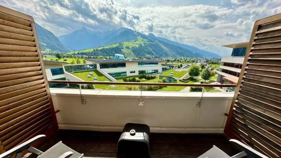 Kaprun Tauern Spa + Kitzsteinhorn Glacier Skiing + Zell am See Town Market Day Tour