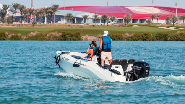 Esperienza di guida di un motoscafo privato con audioguida ad Abu Dhabi