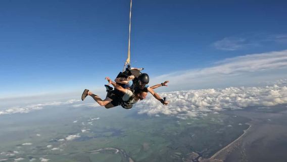 Salto en paracaídas Skyone desde 15,000 pies en Airlie Beach [Traslado desde hoteles del centro | múltiples franjas horarias disponibles | vídeo y fotos opcionales | vistas al mar | punto de aterrizaje en la playa]