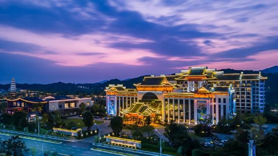 1-night stay in superior room at Wuyuan Xinbang Hotel (Wunvzhou branch) + duo breakfast + duo admission tickets to Wunvzhou international resort + duo rowing boat