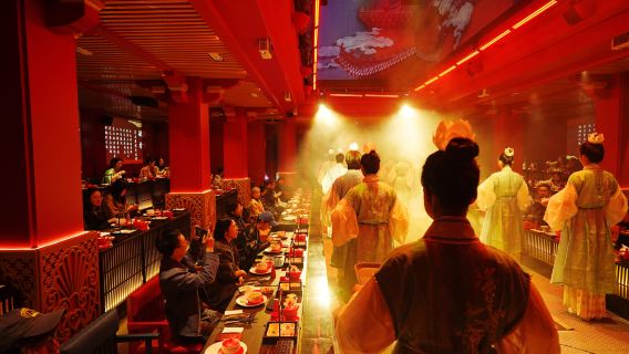 Chengdu | Immersives Adelsbankett-Erlebnis - Traditionelle chinesische Volkstänze & Musik - Spezialitäten-Restaurant Jinxiu + Hanfu-Aufführungen/Theater - optional Hanfu-Erlebnis