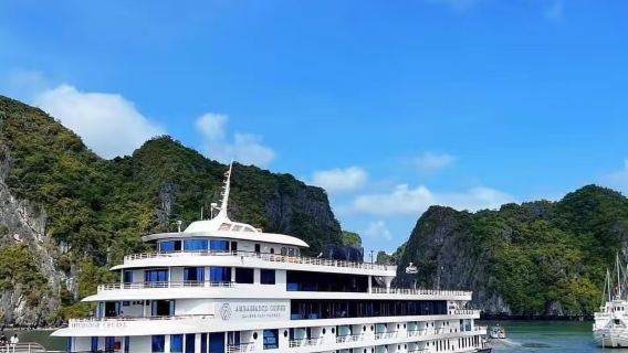 Vietnam Halongbugten endagstur: Ambassadør femstjernet cruise + Paradisøen + Overraskelseshulen