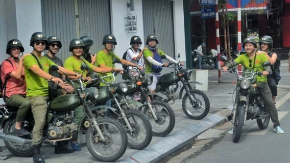 Hanoi Motorbike Tour: FOOD + CULTURE + FUN By Vintage Motorbike