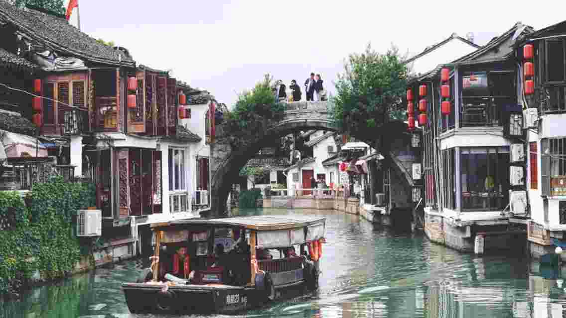 Private Day Tour to Zhujiajiao Water Town and Shanghai City