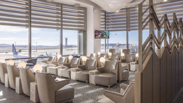 Sala VIP Plaza Premium Lounge no Aeroporto Internacional Sabiha Gökçen, Turquia | Experiência de 3 horas para conexões incluindo refeições