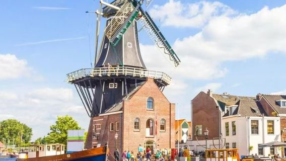 Amsterdam Giethoorn + Zaanse Schans day tour (leisurely and comfortable small group)