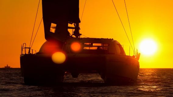 Lisboa: Crucero en catamarán al atardecer, música y barra libre