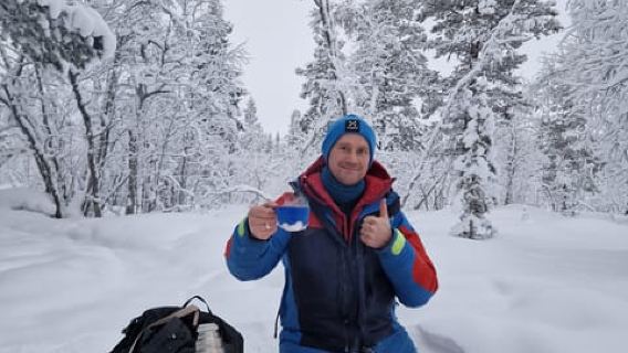 Schneeschuhwandern im Winterwald