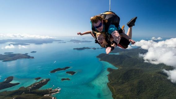 Airlie Beach: Tandem Skydive over the Whitsundays