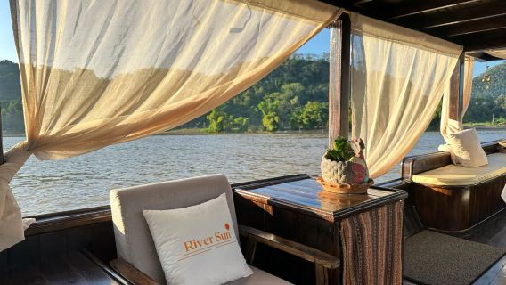 Luang Prabang: Crucero al atardecer por el río Mekong [River Sun privado] con cena incluida