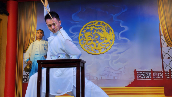 [Chengdu] Biglietto per spettacolo al Teatro dell'Opera Sichuanese (ammira l'autentico cambio di maschere e sputafuoco dell'opera Sichuanese + esperienza immersiva della cultura Ba-Shu + tè in tazza con coperchio + visione ravvicinata delle acrobazie dell'opera Sichuanese)