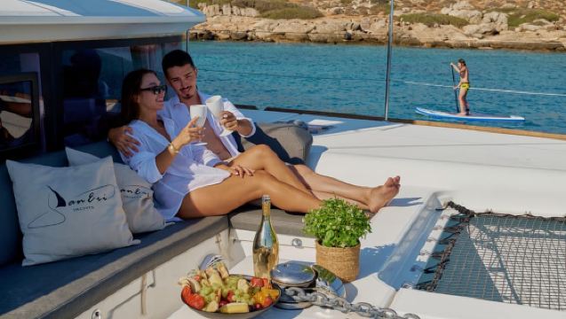 Kapal Pesiar Katamaran Dia dengan Transfer Hotel, Makanan Penuh & Minuman