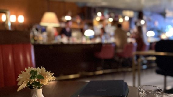 Reserva en el restaurante de moda Kissa Tanto en Vancouver, Canadá, con nuestro servicio de reservas en restaurantes