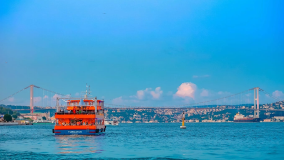 Tagesausflug in Istanbul, Türkei: Bootsfahrt auf dem Bosporus, orange Dopamin-Bootsfahrt, Nachtfahrt inklusive Abendessen und Getränken