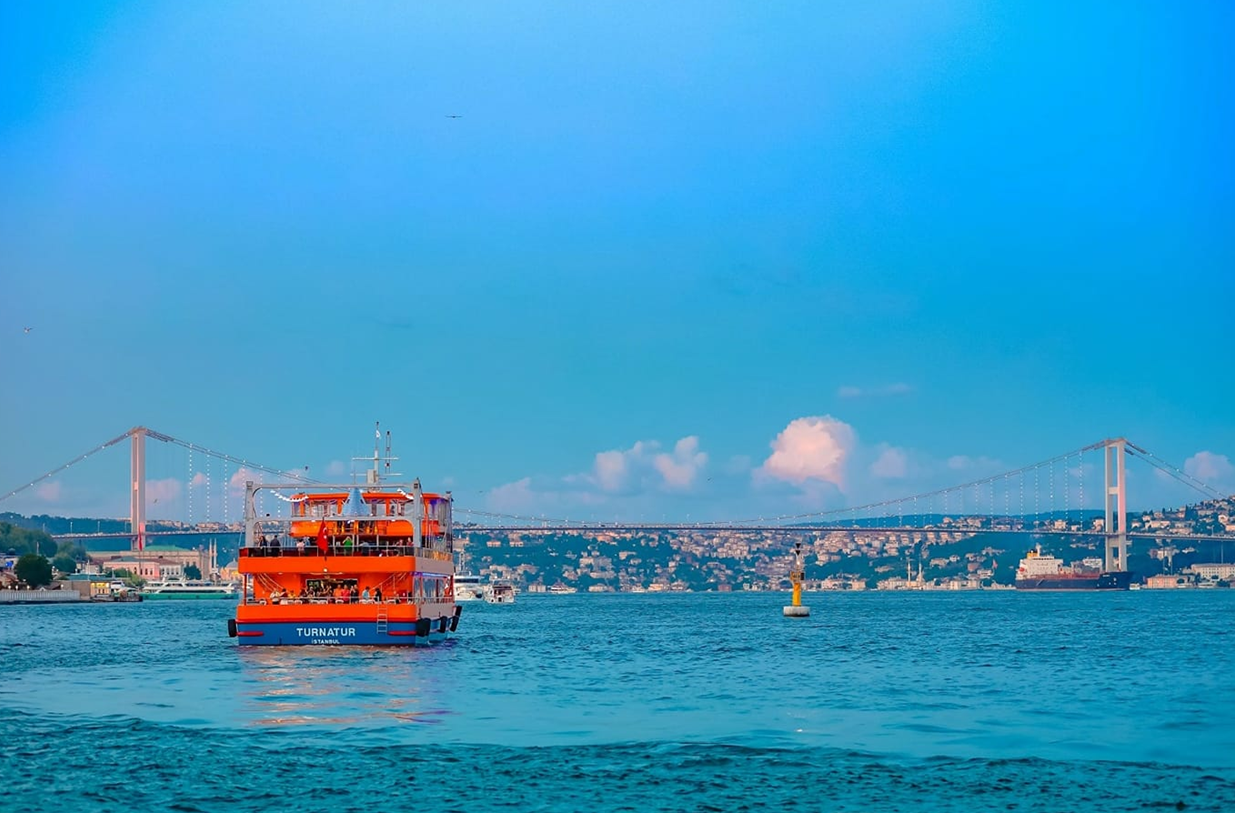 Tour di un giorno a Istanbul, Turchia: Crociera sullo Stretto del Bosforo, Crociera arancione della dopamina, Giro notturno con cena e bevande incluse