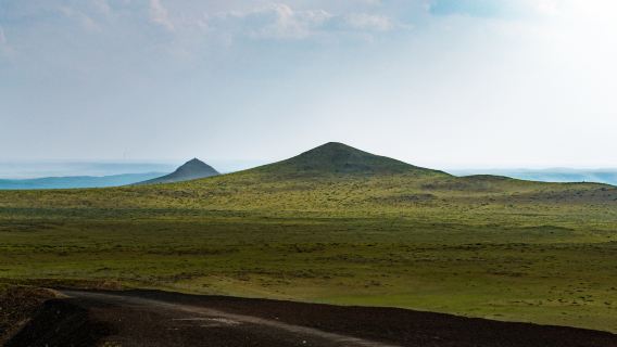 フフホト発: ウランハダ火山地質公園とホイトンシロ草原