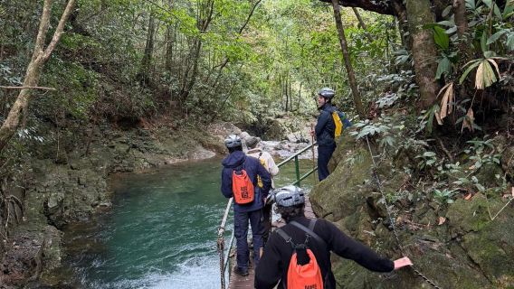 Tour de Senderismo y Acampada Nocturna en el Parque Nacional Bach Ma