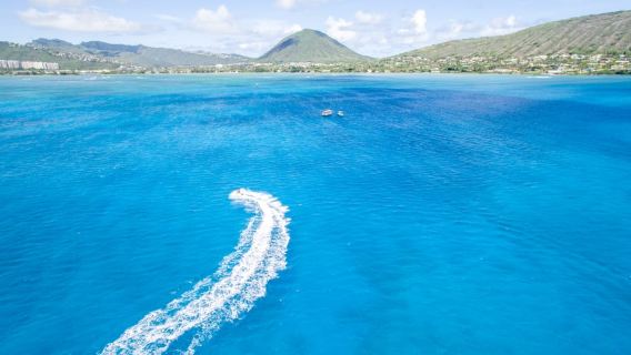オアフ島：マウナルア湾で楽しむタンデムジェットスキーアドベンチャー