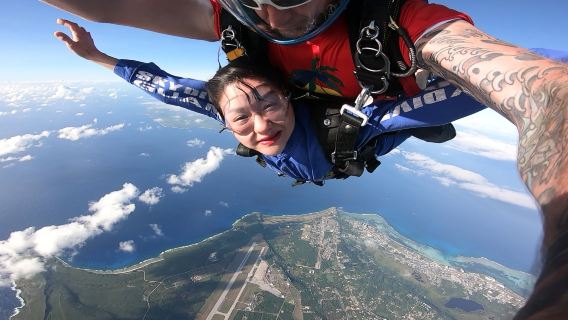 Pengalaman terjun payung tandem dari ketinggian 2.400 meter di Saipan